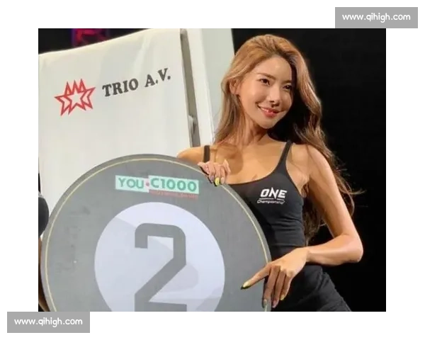 拳击赛场上魅力四射的举牌美女引领全场焦点与热烈氛围